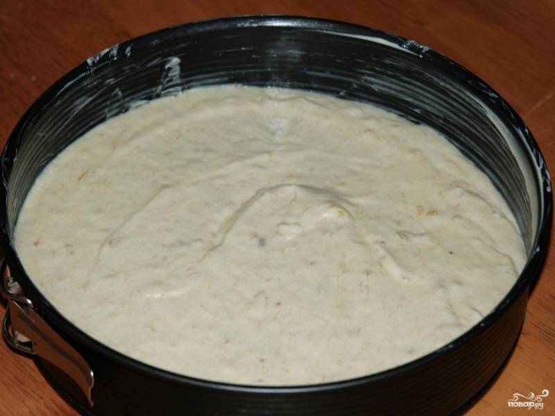 Форму смазываем маслом (можно также застелить бумагой для выпекания) и выливаем тесто, разравниваем его и отправляем выпекаться в разогретую до 180 градусов духовку примерно на 40 минут.