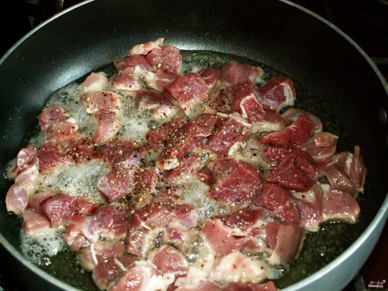 1. В сотейнике или глубокой сковороде прогреваем масло и обжариваем мясо. Как возьмется корочкой, уменьшим огонь и под крышкой тушим 10 минут. Специи добавляем по вкусу.