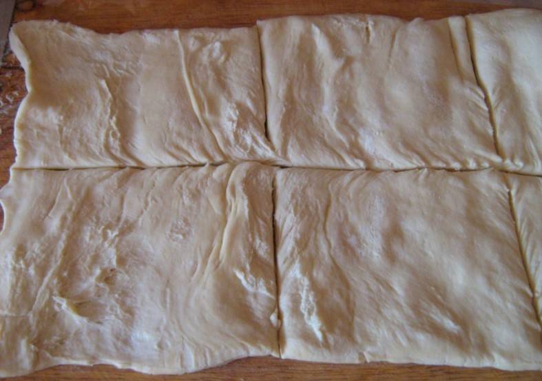 1. Готовое слоеное тесто можно купить в любом продуктовом магазине. После разморозки, раскатайте его и нарежьте пластами толщиной не более 0,5 см.