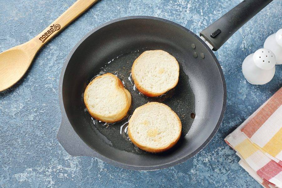 Разогрейте сковороду с растительным маслом. Аккуратно выложите ломтики хлеба начинкой вниз.