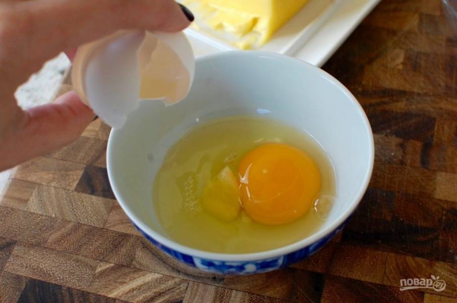 2.	Разбейте яйцо в миску, не смешивайте белок с желтком. 