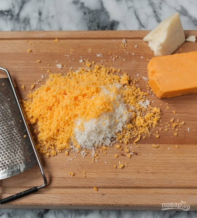 1.	Выкладываю листы слоеного теста для размораживания. Использую несколько сортов твердого сыра (пармезан, чеддер, пекорино). Измельчаю весь сыр на мелкой терке.