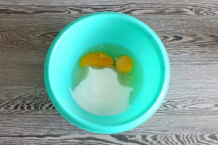 В чаше соедините яйца и сахар. 