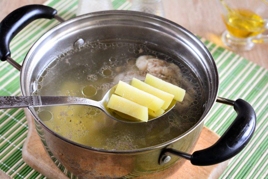 3. Залейте куриное мясо (филе) холодной водой и сварите бульон. Варите 20 минут, в конце посолите. Мясо достаньте из супа и нарежьте кусочками, после верните обратно в суп. Всыпьте картофель, доведите до кипения.