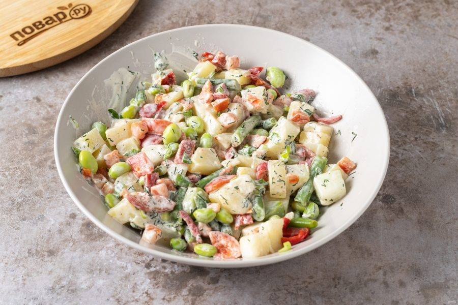 Заправьте салат, посолите и поперчите по вкусу.