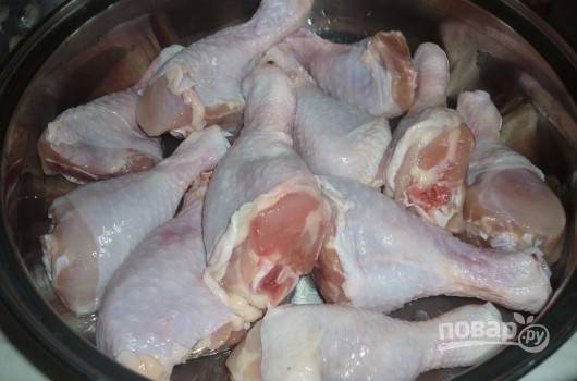 Курицу промойте и очистите от остатков перышек (если они есть). Выложите ножки в глубокую жаропрочную сковороду.