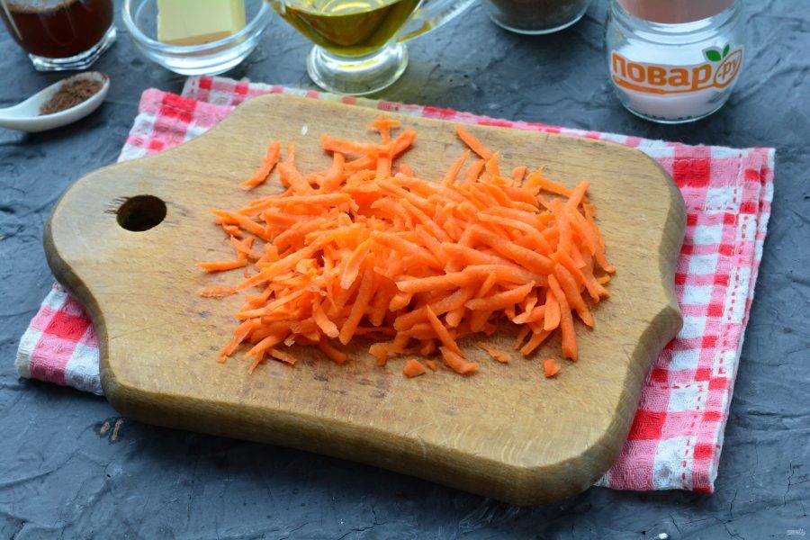 Почищенную морковку натрите на терке.