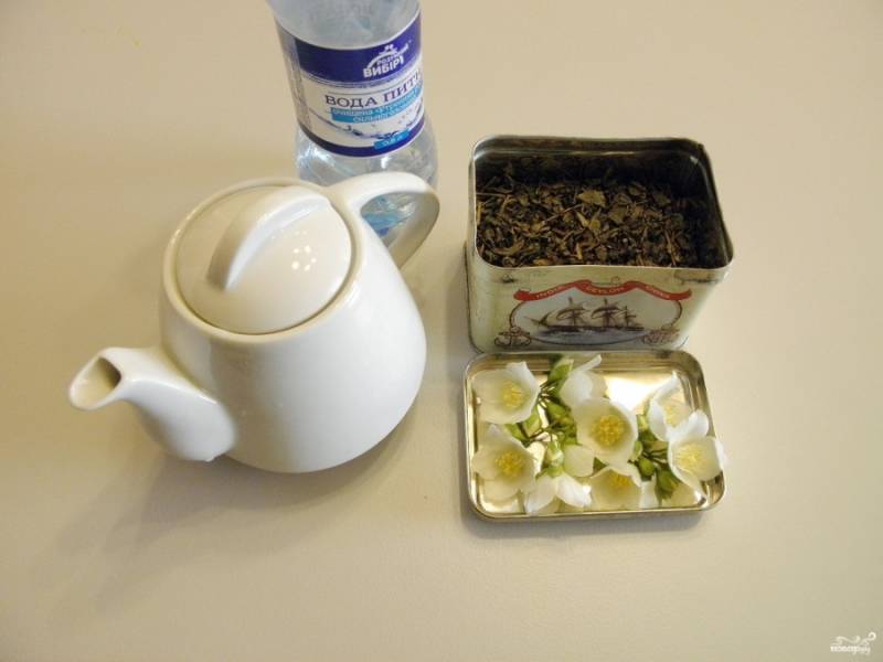 Для приготовления ароматного чая понадобится минеральная, родниковая или очищенная вода. Доведите воду до кипения. 