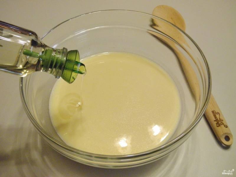 В готовое тесто добавьте растительное масло без запаха, чтобы блины не прилипали к сковороде.