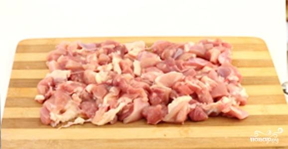 Куриное мясо порежьте на порционные кусочки.