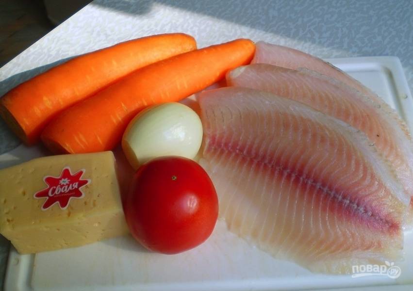 1. По такому принципу можно готовить любое филе рыбы. Сегодня я решила побаловать своих домашних тилапией. Еще нам понадобится помидор, сыр, морковь, зелень, лук и специи по вкусу.