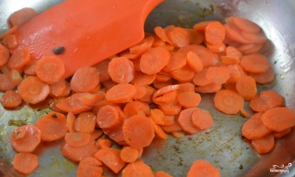 Морковь нарезаем колечками. Чем тоньше морковка, тем лучше, но если морковь большая, то нарезаем ее полукольцами. Обжариваем ее на сковородке в небольшом количестве масла до мягкости.