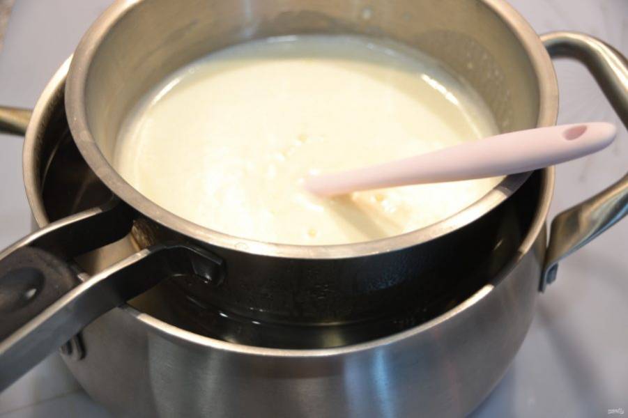 Поставьте молочно-желтково-сахарную смесь на "водяную баню", чтобы сотейник не касался дна, и нагревайте при помешивании около 10 минут, до загустения. Постарайтесь не переварить, иначе получится омлет. Остудите.