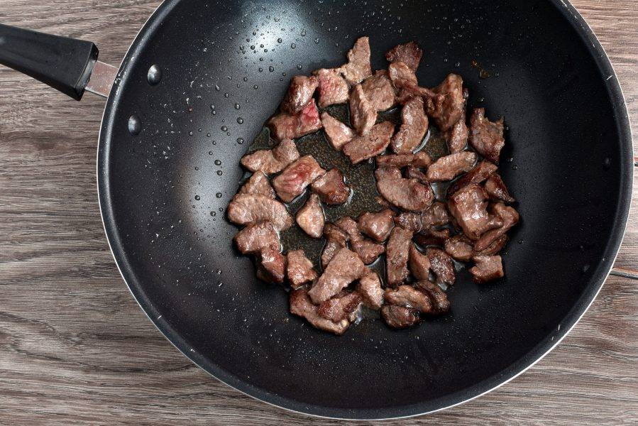 Мясо нарежьте тонкими мелкими ломтиками. Обжарьте на сильном огне при помешивании до румяной корочки.