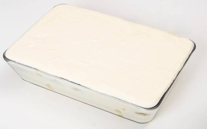 Завершающий слой выполните из крема, закройте формочки с тирамису пищевой пленкой и отправьте в холодильник настаиваться на 8-10 часов. За  это время он равномерно пропитается и застынет.

