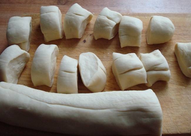 3. Когда картофель закипит и проварится около 10 минут, приступайте к тесту. Раскатайте "колбаски" и нарежьте их на кусочки.