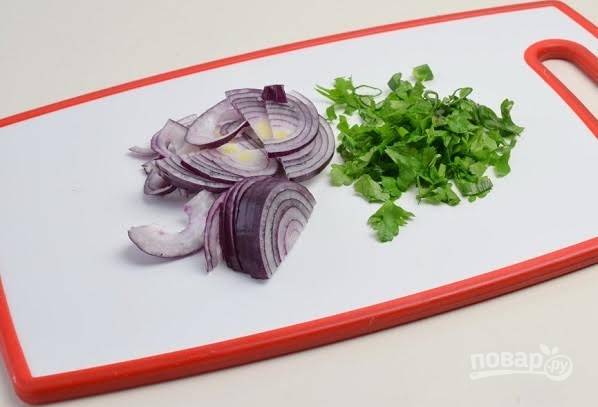 1. Чтобы приготовить салат из куриных сердечек в домашних условиях первым делом промойте сердца как следует под проточной водой, очистите при необходимости и, залив холодной водой, поставьте на огонь. Отварите в подсоленной воде до готовности. Тем временем очистите луковицу и нарежьте полукольцами. Вымойте и обсушите горстью зелени.