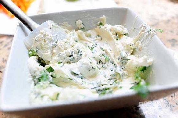 4.	В миску кладу мягкий сыр, добавляю зелень, солю и перчу по вкусу, перемешиваю.