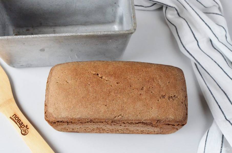 Остудите хлеб на решетке в течение 8 часов. Да-да, резать хлеб раньше не стоит, ему нужно стабилизироваться, созреть.