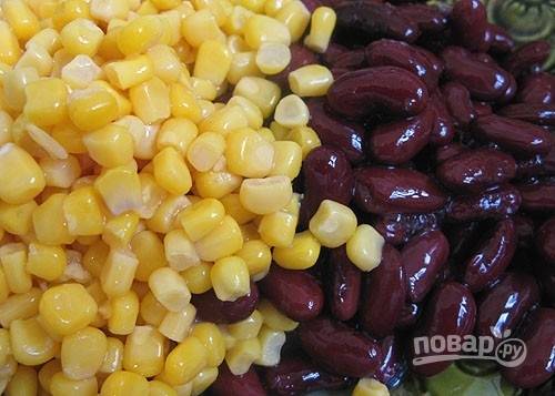 В салатнице смешайте кукурузу и фасоль, слив из банок жидкость.