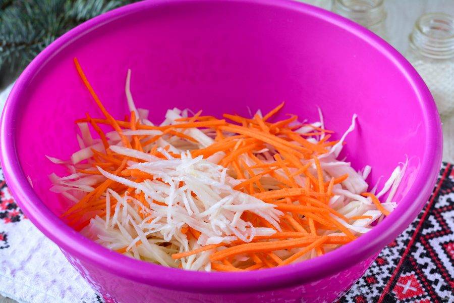 Смешайте в миске все овощи — капусту, редьку и морковку.
