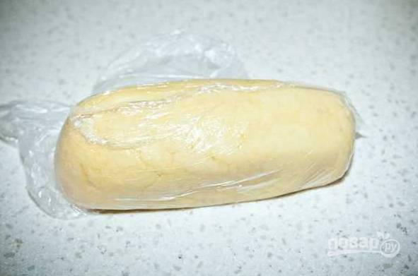 6. Скатайте тесто, заверните его в пленку и уберите в холодильник. 