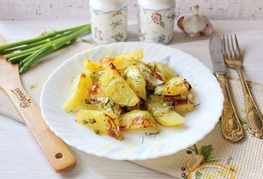 Ароматный, аппетитный картофель запечённый в духовке с сельдереем можно подавать к столу.