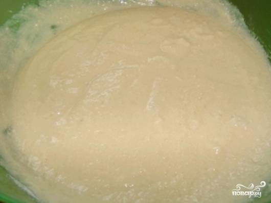 4. В теплую картофельную смесь добавьте соль, сахар, дрожжи, размягченный маргарин. Насыпьте 3 ст. л. просеянной муки. Аккуратно перемешайте смесь и поставьте на 30 минут в теплом месте подходить. 