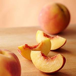 Выньте персики из сотейника и немедленно поместите в миску со льдом или очень холодной водой. Снимите кожицу с остывших персиков.  Нарежьте персики на кусочки и удалите косточки.