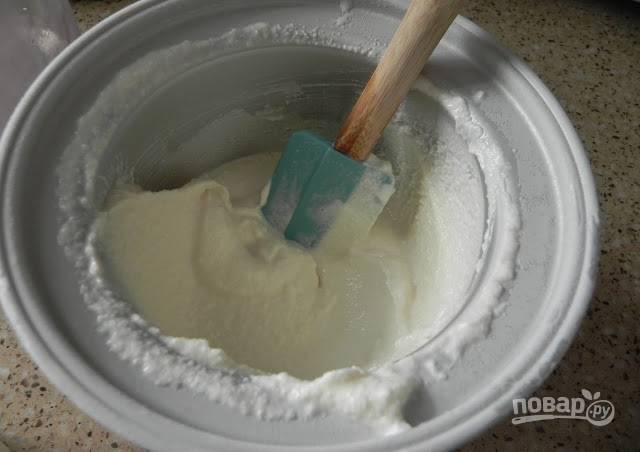 3.	Откройте мороженицу и перемешайте, получится мягкая консистенция. Отправьте мороженое на 2 часа в морозильную камеру.