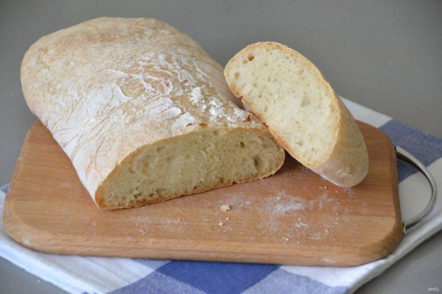 Готовый хлеб немного охладите на решетке и его можно подавать. Хлеб на закваске "Левито Мадре" получился хрустящим, ароматным, пористым, очень вкусным.