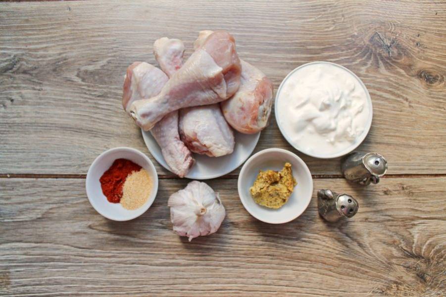 Подготовьте все необходимые ингредиенты для приготовления куриных ножек в сметане и французской горчице.