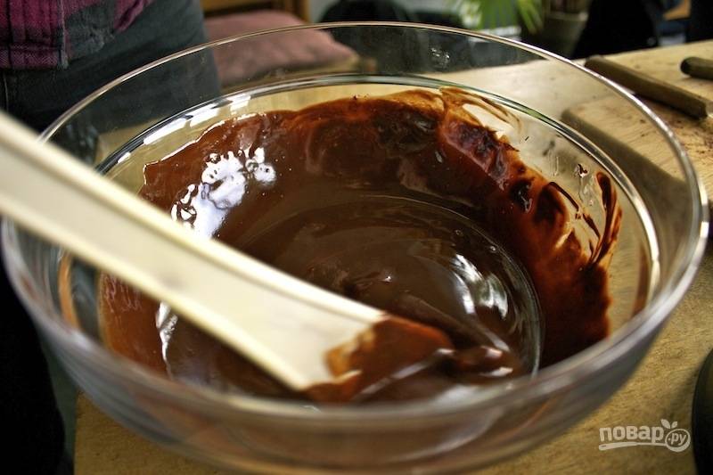 8.	Тем временем шоколад с маслом полностью расплавились, отставьте его в сторону, чтобы он остыл.