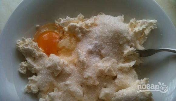 Творог разотрите с 2 яйцами, ванилином и сахаром.