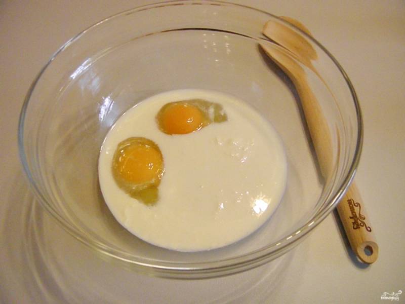 Соедините венчиком яйца с молоком, солью, сахаром и ванилином.