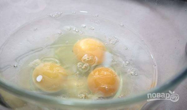 Яйца взбейте в глубокой миске вместе с солью и сахаром.