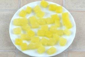 2. С ананасов сливаем жидкость и проделываем то же самое.
