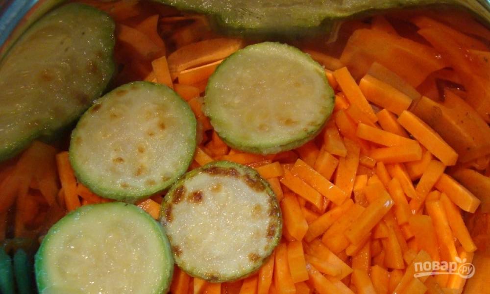 Обжаренные кабачки переложите в кастрюлю к нашинкованной морковке. 