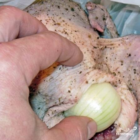 Очищаем одну небольшую луковицу и вставляем ее внутрь цыпленка. Заворачиваем цыпленка в полиэтилен - и ставим в прохладное место часа эдак на 3, пускай маринуется.