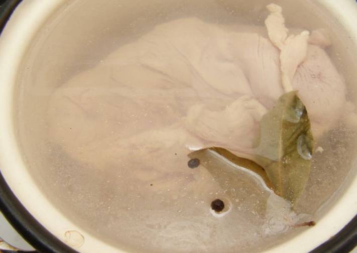 Куриное филе варим в подсоленной кипящей воде до полной готовности. Можно добавить лаврушку и перец горошком.