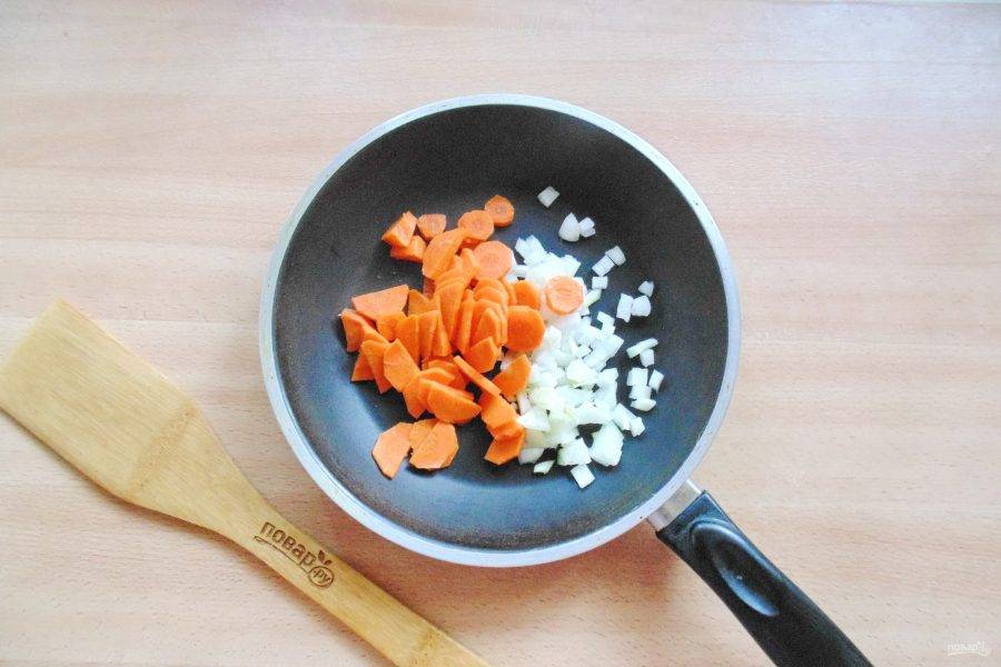 Лук и морковь очистите, помойте, нарежьте мелко и выложите в сковороду.