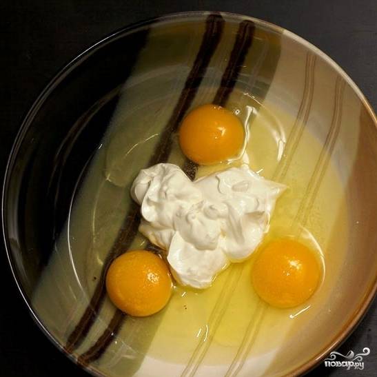 Разбиваем яйца в мисочку, туда же добавляем сметану и соль.