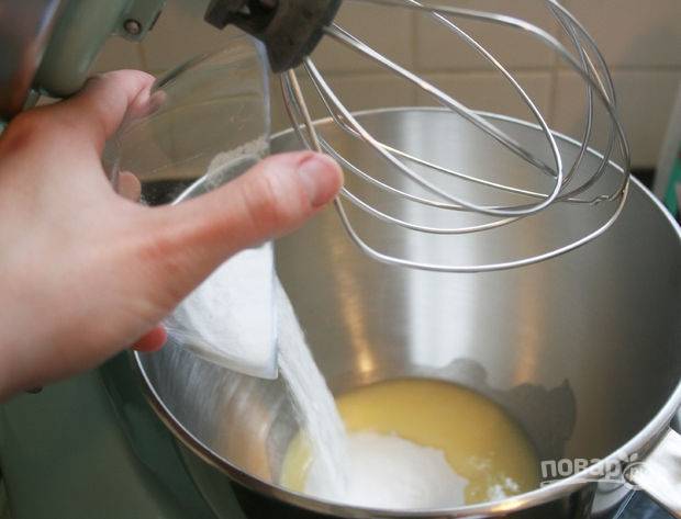 4.	В чашу миксера влейте растопленное сливочное масло, к нему добавьте сахар и взбейте.