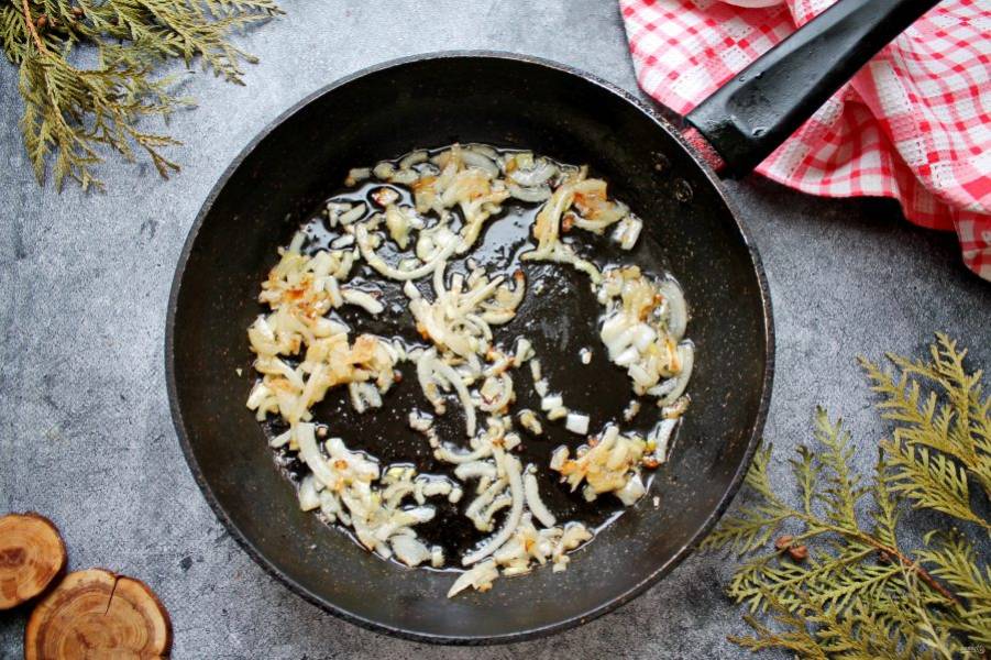 Плов из полбы с грибами шампиньонами, луком и морковью