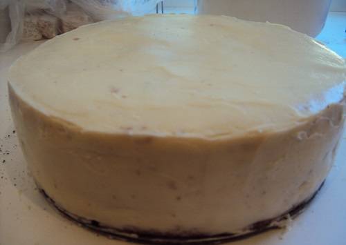 7. Масляным кремом смазать всю поверхность торта, включая боковинки. Снова отправить торт в холодильник (достаточно 1 часа). 