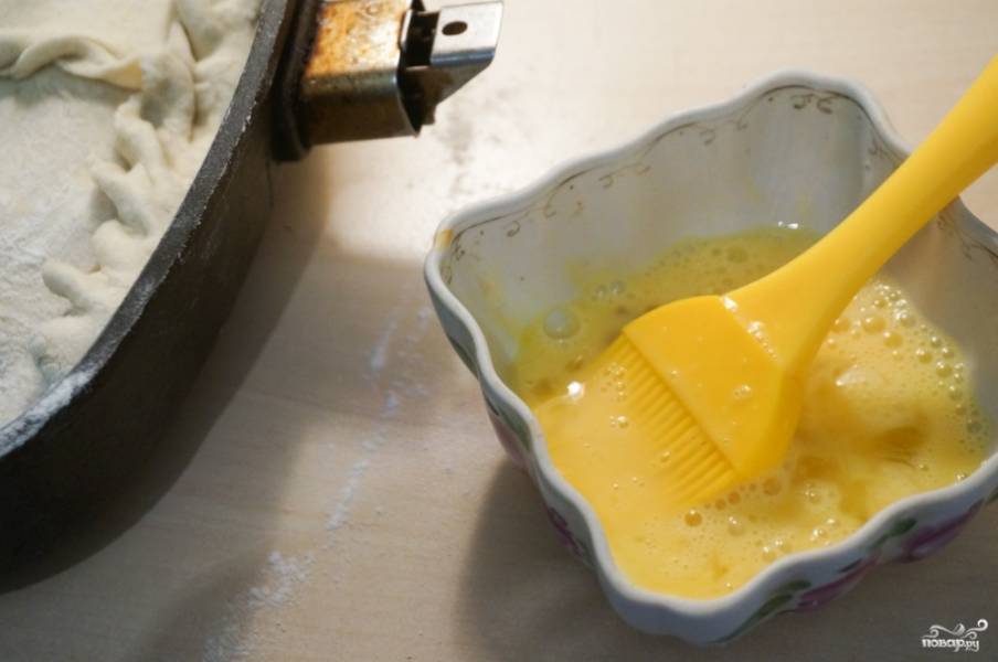 10. В небольшой мисочке взбейте яйцо, добавьте растопленное масло. 
