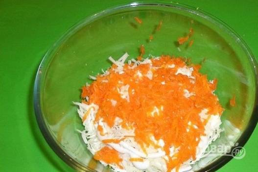 6.	Смазываю курицу майонезом, затем очищаю и натираю на мелкой терке морковь, выкладываю поверх курицы.
