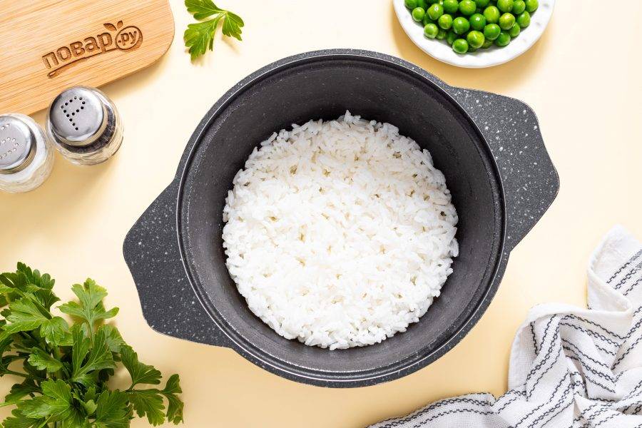Рис промойте до прозрачности. Переложите в кастрюлю, влейте воду, подсолите и отварите до готовности. Полностью остудите рис.