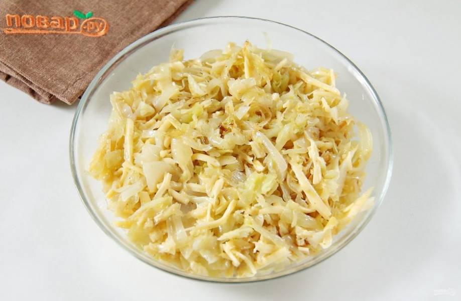 Обжарьте капусту с луком на растительном масле до готовности. В конце добавьте сливочное масло и соль по вкусу. Перемешайте и дайте остыть. Добавьте тертый сыр и перемешайте все еще раз. Начинка готова.