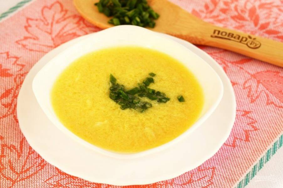 Суп подавайте  горячим и с измельченным шнитт-луком. Приятного аппетита!